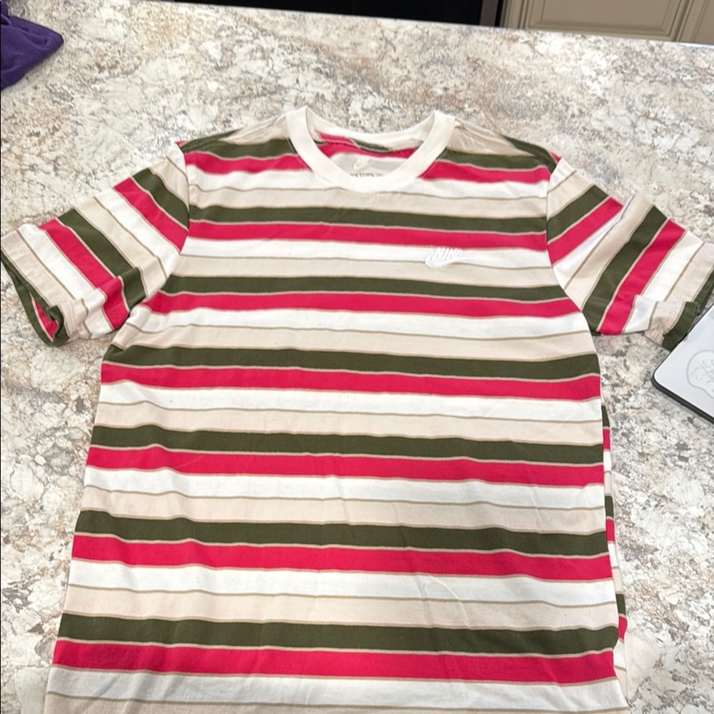 NWOT Men’s Nike sportswear club striped T-shirt